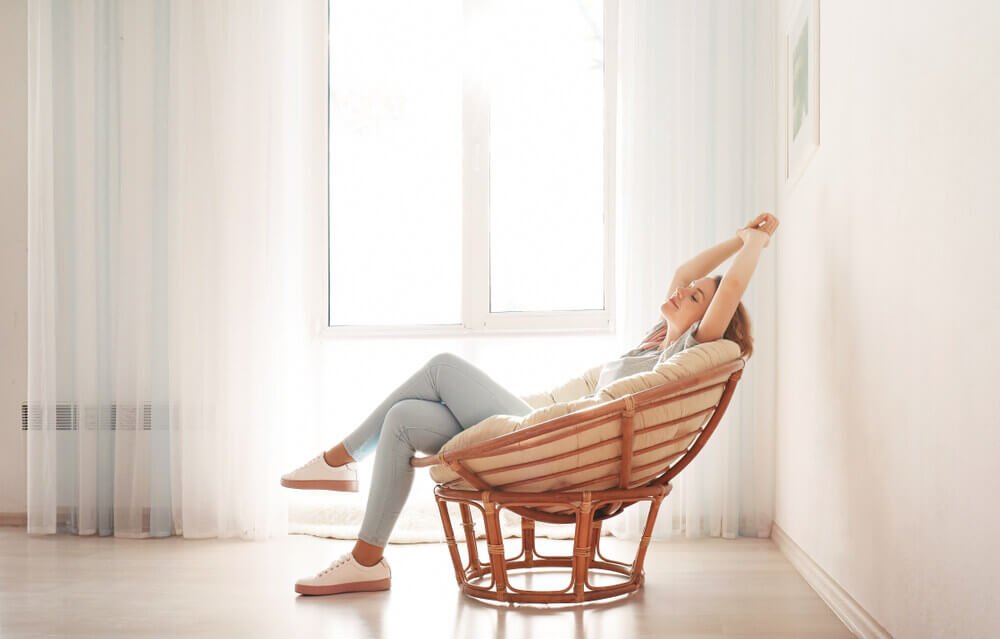 mujer estirada en una silla, relajada