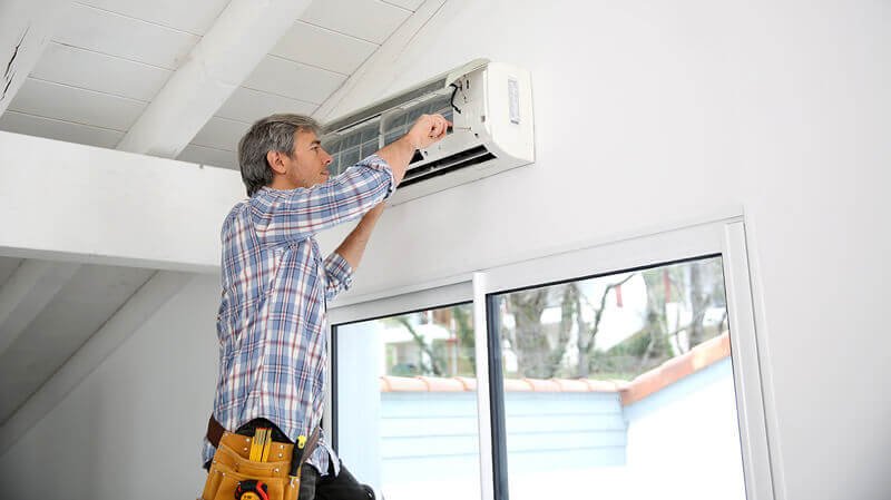 técnico instalando un aire acondicionado