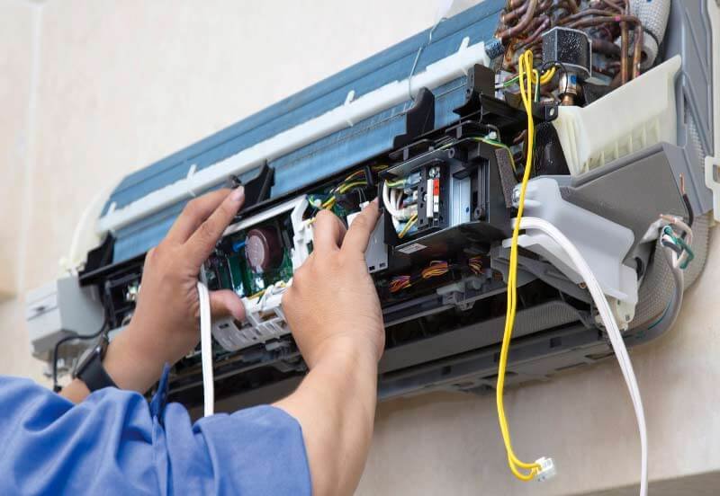 técnico reparando un aire estropeado